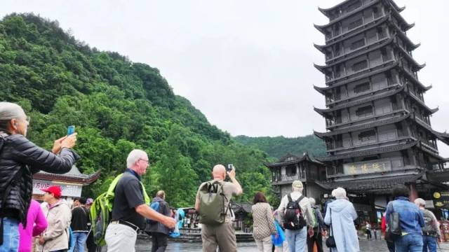 张家界国家森林公园迎来旅游热潮，来自世界各地的游客有序排队验票入园。邓道理 摄（湖南图片库）