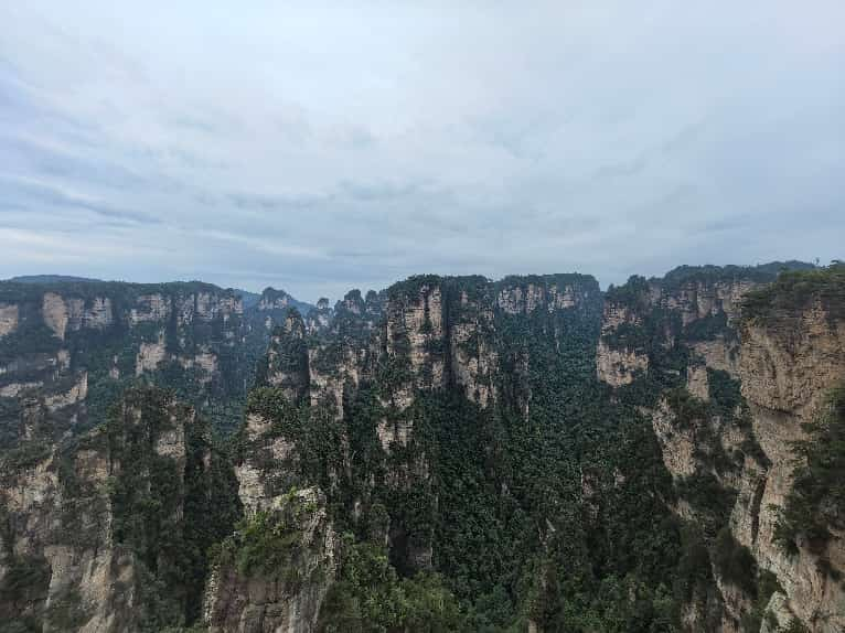 高校央媒专家汇聚张家界专题调研 共话“国际张”文旅新发展
