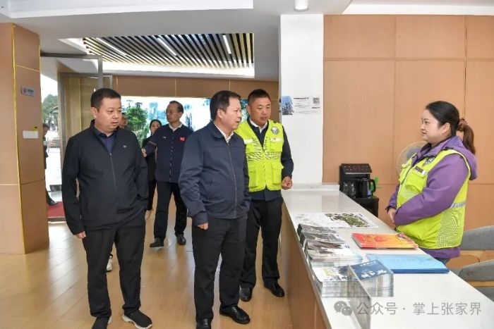 贺辉调研国庆假期旅游接待并暗访安全生产工作