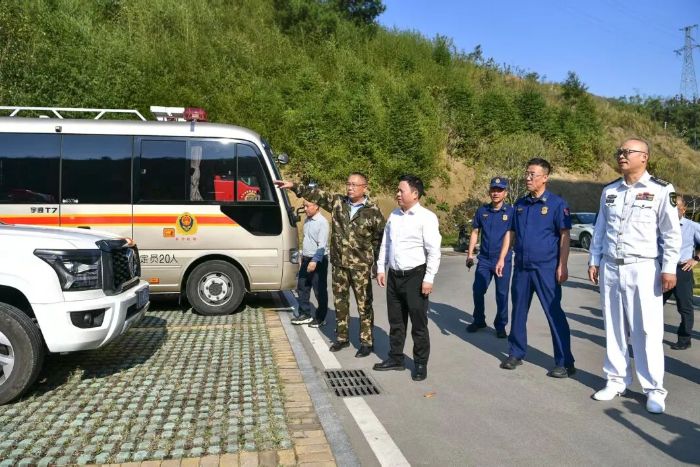 贺辉调研森林防灭火工作